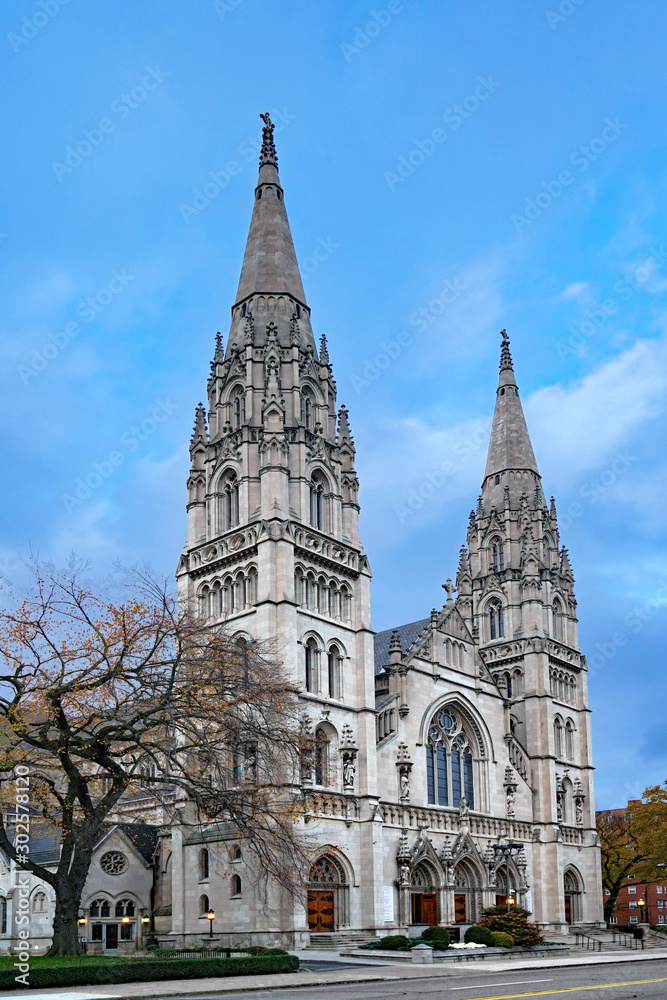 Fototapeta premium PITTSBURGH - NOVEMBER 2019: St. Paul's Roman Catholic Cathedral, an ornate gothic style building constructed in 1906.