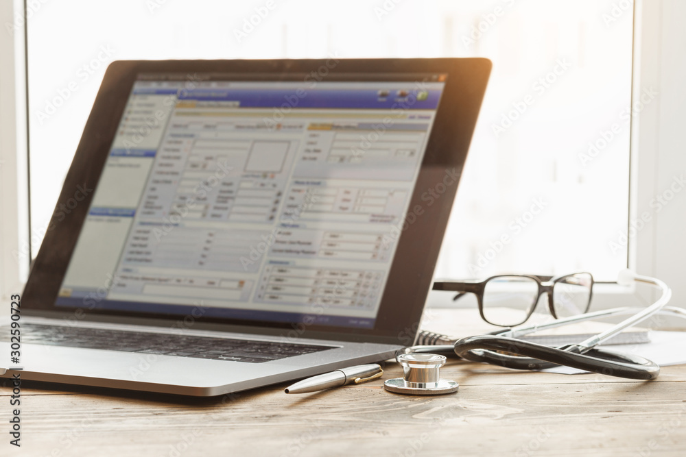 Obraz premium Medical consultation online concept. Laptop with stethoscope and document
