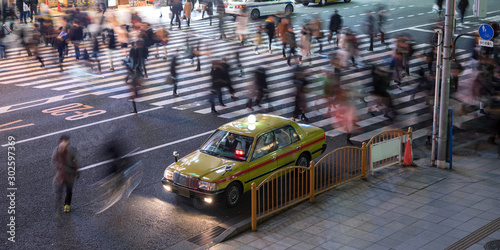 Fotografia Taxi waiting for passenger at night in Tokyo　夜の東京 客待ちのタクシー