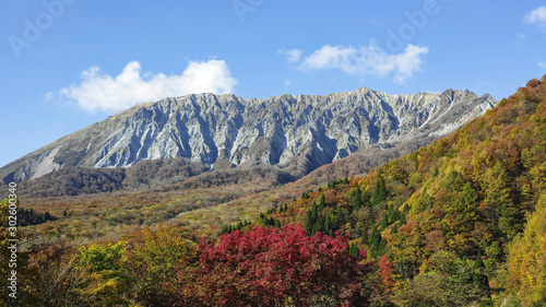 鳥取県江府町の鍵掛峠から見た大山の南壁と紅葉 Stock Photo Adobe Stock