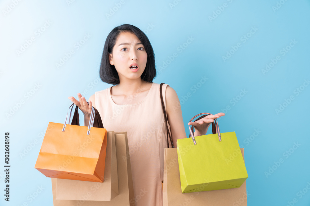 買い物をする女性 考える 買い物をする女性 考える