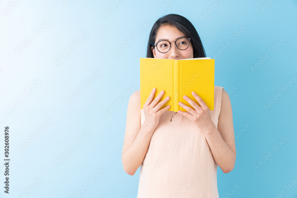本を読む女性 本を読む女性