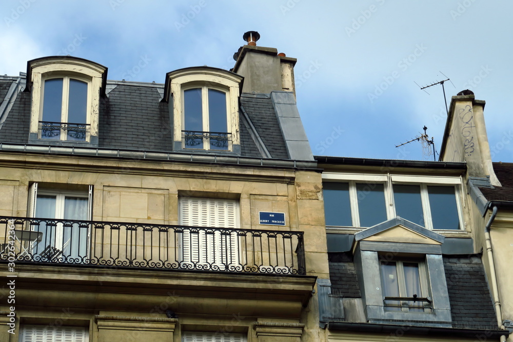Obraz premium Rue Albert Fracasse. Plaque de nom de rue sur un balcon.