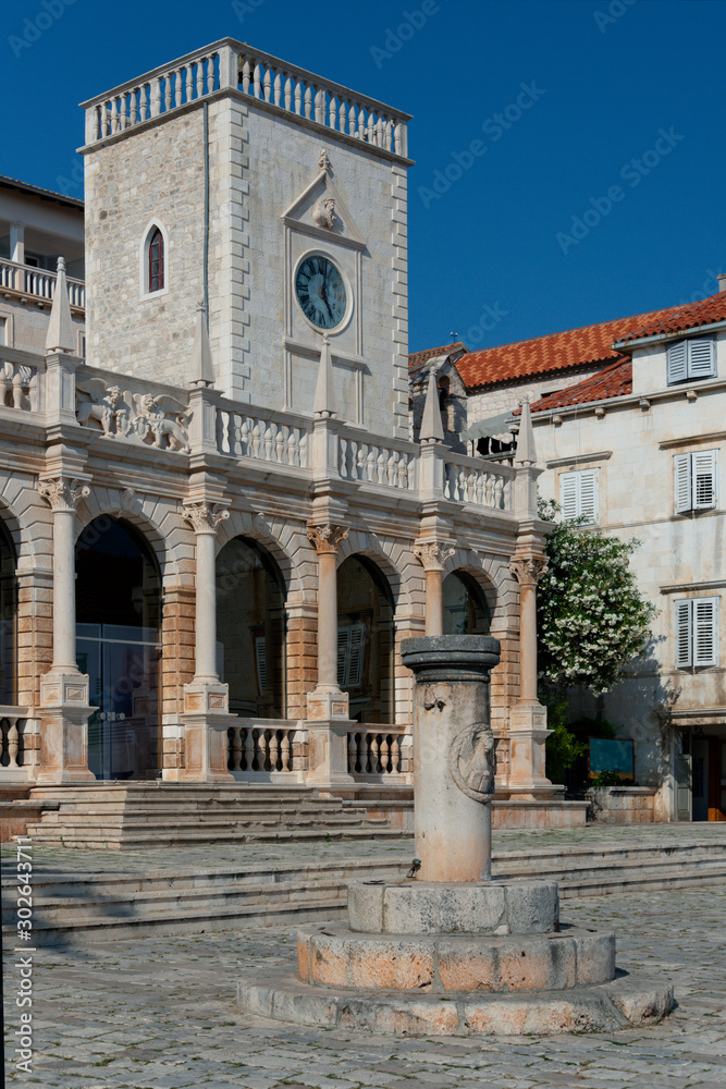 Hvar Loggia Kroatien Platz Sehenswürdigkeit Brunnen Fassade Venizianer Palast 