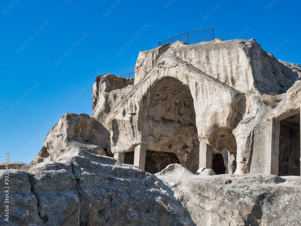 Uplisziche  ist eine Festungs- und Höhlenstadt in Georgien. Bereits in der Bronzezeit siedelten Menschen auf dem Plateau. Die Festungsstadt wurde im 6. Jahrhundert v. Chr. gegründet