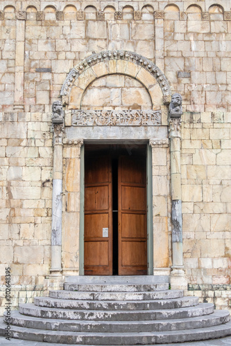 entrance door of Barga castle © travelview
