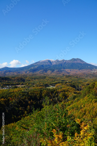 九蔵峠から眺めた御嶽山と紅葉