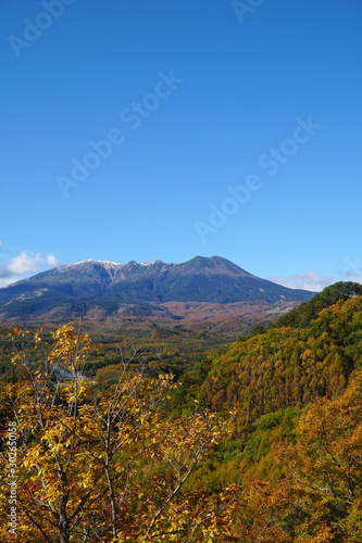 九蔵峠から眺めた御嶽山と紅葉 © sunftaka77