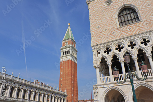 Markusplatz in Venedig mit Campanile photo