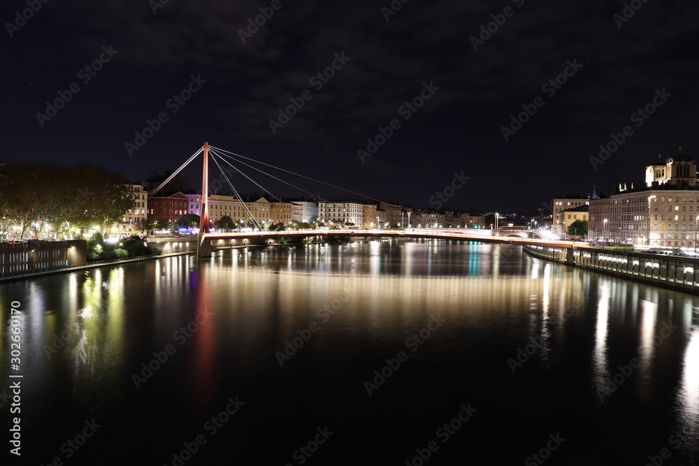La passerelle du palais de justice sur la rivière Saône dans la ville de Lyon - Vue de nuit - Département du Rhône - France 