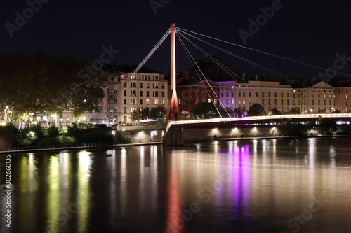 La passerelle du palais de justice sur la rivière Saône dans la ville de Lyon - Vue de nuit - Département du Rhône - France  © ERIC