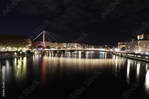 La passerelle du palais de justice sur la rivière Saône dans la ville de Lyon - Vue de nuit - Département du Rhône - France 