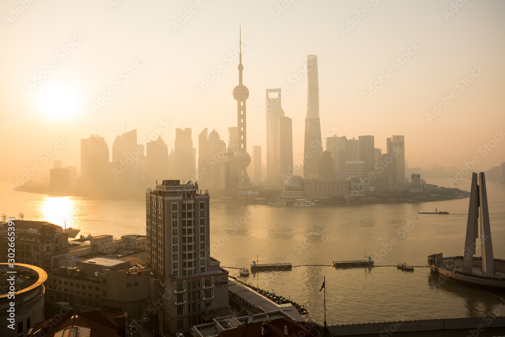 Fototapeta premium Sunrise over Huangpu River & Pudong Financial District, Shanghai, China