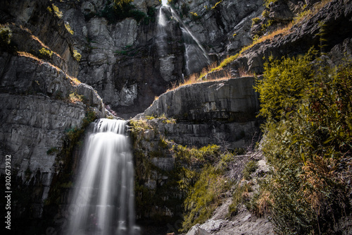 Wasserfall an den Klippen photo
