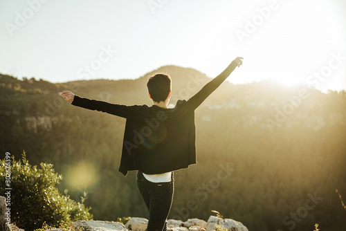 Chica feliz en el campo 
