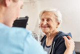 Therapeutin motiviert Seniorin als Patient