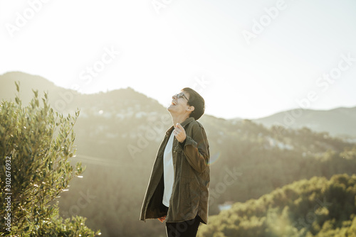 Chica feliz en el campo