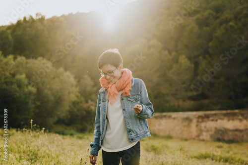 Chica feliz en el campo