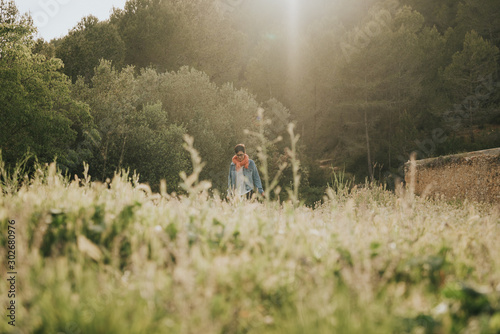 Chica feliz en el campo photo