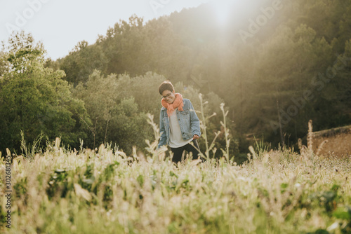 Chica feliz en el campo