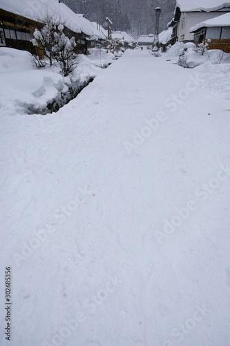 豪雪の大内宿。下郷　福島　日本。１月下旬。 © 義美 前田