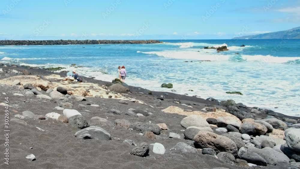 Martiánez – die Bucht, der Strand, ist ein schwarzer Sandstrand und liegt in Puerto de la Cruz, dem Tourismuszentrum im Norden von Teneriffa. Es ist ein Naturstrand, mit recht starker Brandung. Martiánez – die Bucht, der Strand, ist ein schwarzer Sandstrand und liegt in Puerto de la Cruz, dem Tourismuszentrum im Norden von Teneriffa. Es ist ein Naturstrand, mit recht starker Brandung.
