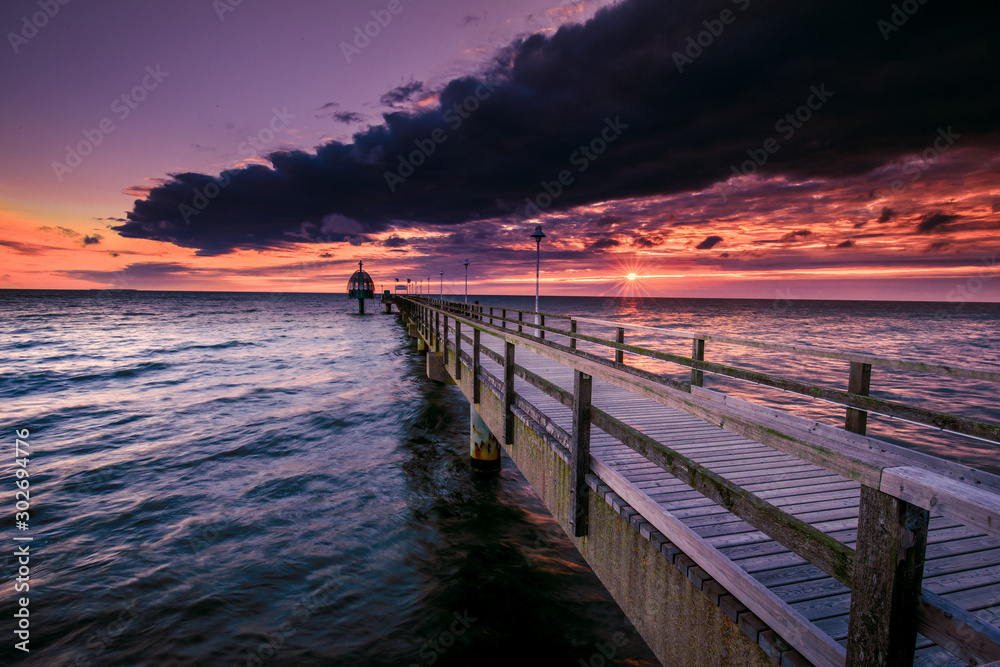 Obraz premium pier at sunset