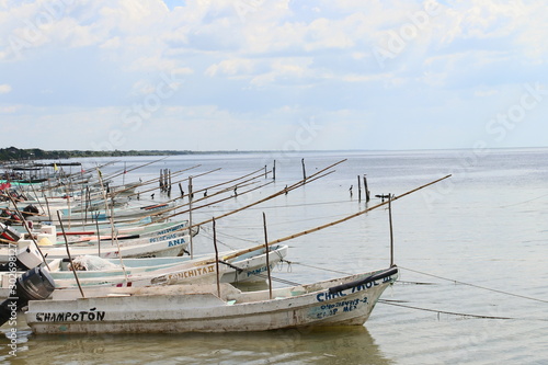 barcos de pescadores en la costa