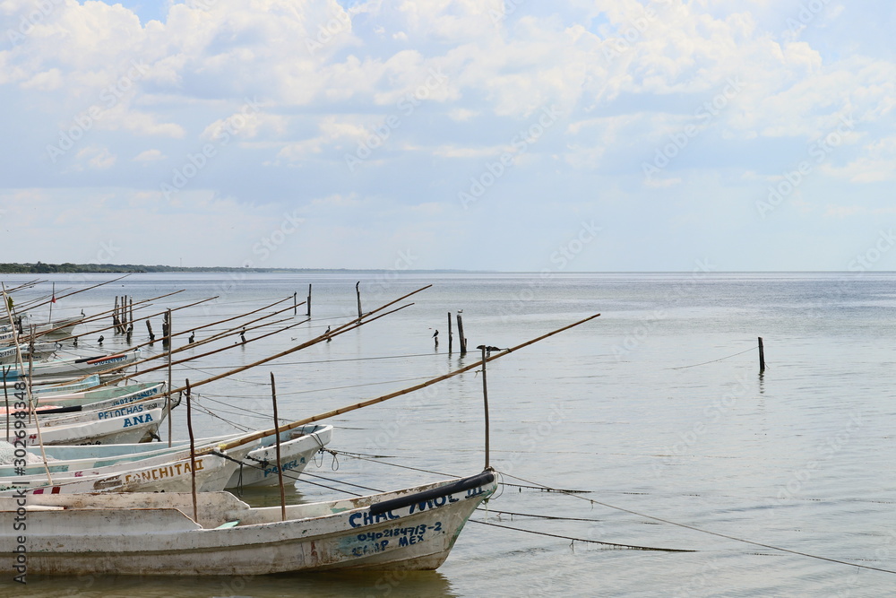 barcos de pescadores en la costa