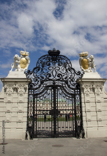 Belvedere Palace Park. Vein. Elements of the architecture of the palace. 