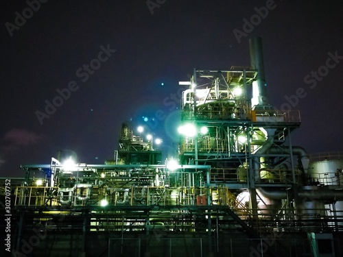 oil refinery at night © 弥里 加藤