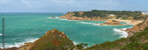 Smaragdfarbene Küste vor der Kanalinsel Jersey Panorama