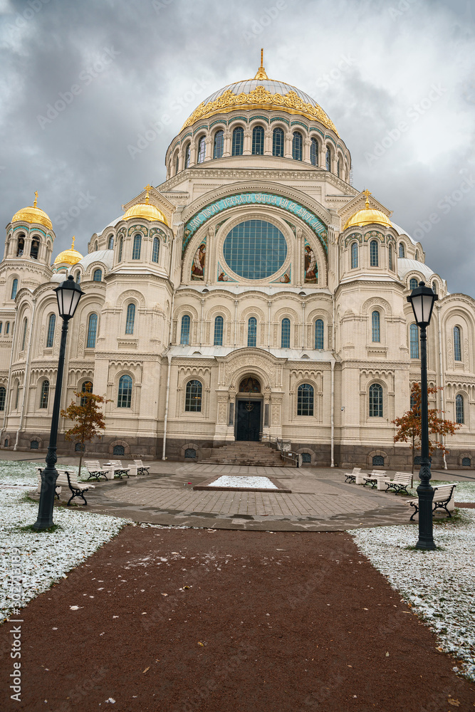 Obraz premium Front view of the Naval Cathedral in Kronstadt, Russia against the backdrop of a cloudy autumn sky