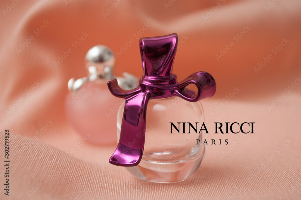 Mulhouse - France - 13 November 2019 - Closeup of Nina Ricci perfume in  transparent bottle in shaped apple on satin background foto de Stock |  Adobe Stock