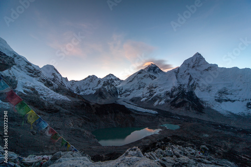 Sunrise over the mount Everest, with the lake and the Kumbu glacier. view from Kala Patthar © Arthur