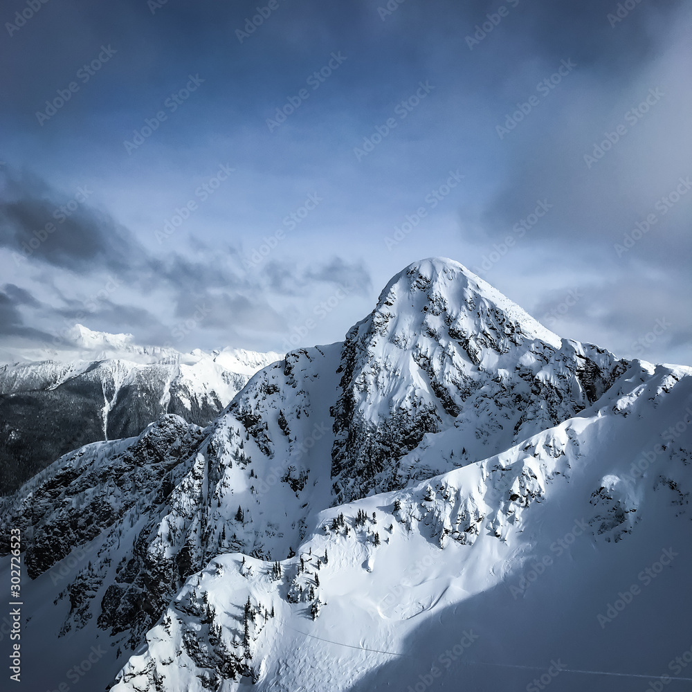 Obraz premium snow covered mountain