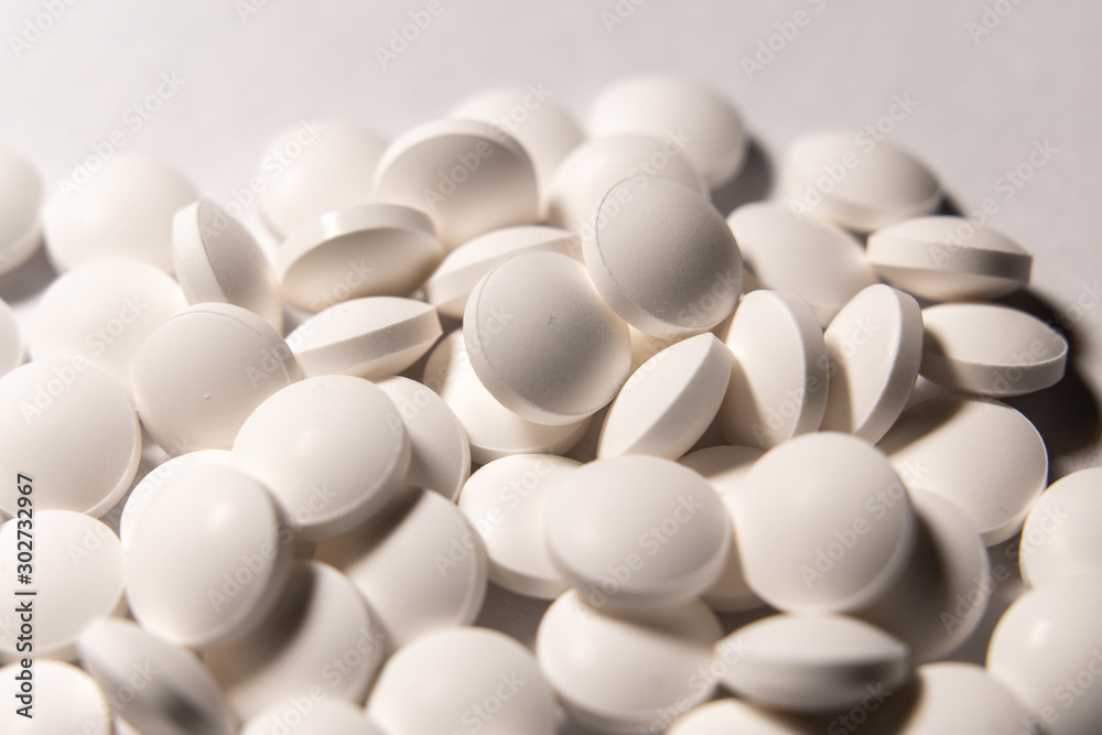 weiße tabletten isoliert auf weißem hintergrund weiße tabletten isoliert auf weißem hintergrund