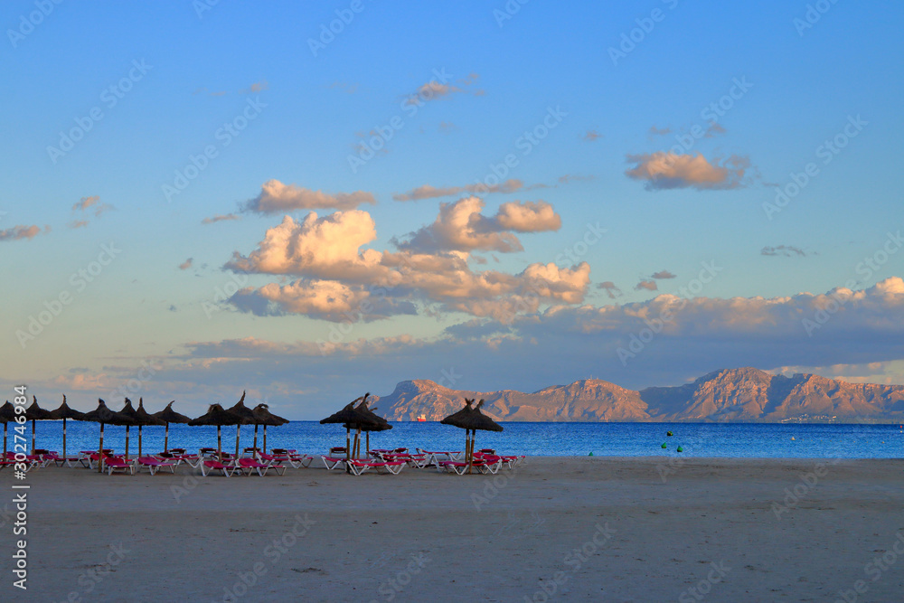 Fototapeta premium Evening on the deserted beach of the island.
