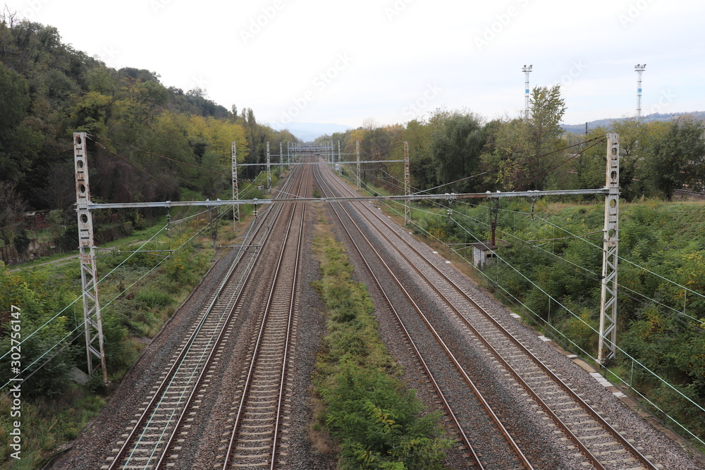 Ligne de chemin de fer Paris Lyon Marseille au niveau de Solaize au sud de Lyon - Département du Rhône - France - Vue des rails Ligne de chemin de fer Paris Lyon Marseille au niveau de Solaize au sud de Lyon - Département du Rhône - France - Vue des rails