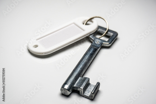 Silberner großer alter Schlüssel mit Schlüsselanhänger © Mrql