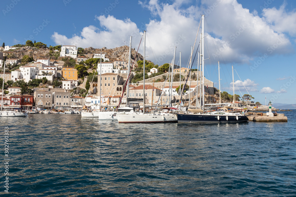 Naklejka premium Boats and buildings around pier in Hydra Island