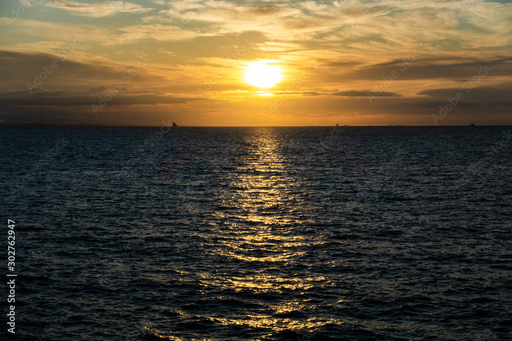 Fototapeta premium 朝日が海に作る光の道