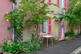 Rue de la croisière colorée  à Buisson (84110), département du Vaucluse en région Provence-Alpes-côte d'Azur, France