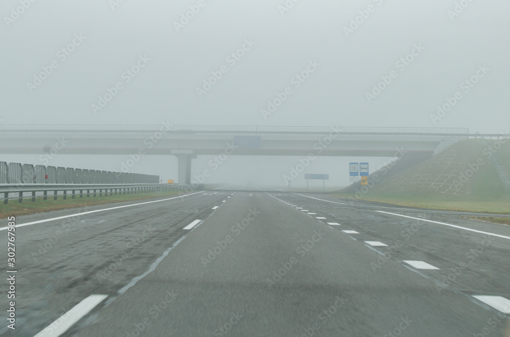 Fototapeta premium Most drogowy przez jezdnię we mgle