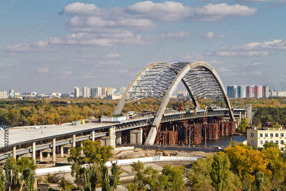 Obraz premium Combined car and subway bridge under construction. Mounting of steel arch. Unfinished Podilskiy bridge (Podilsko-Voskresenskiy bridge). Kiev, Ukraine. Kyiv, Ukraine.