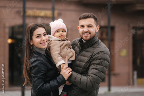 фотографія Mon dad and daughter in the city. Portrait of happy family