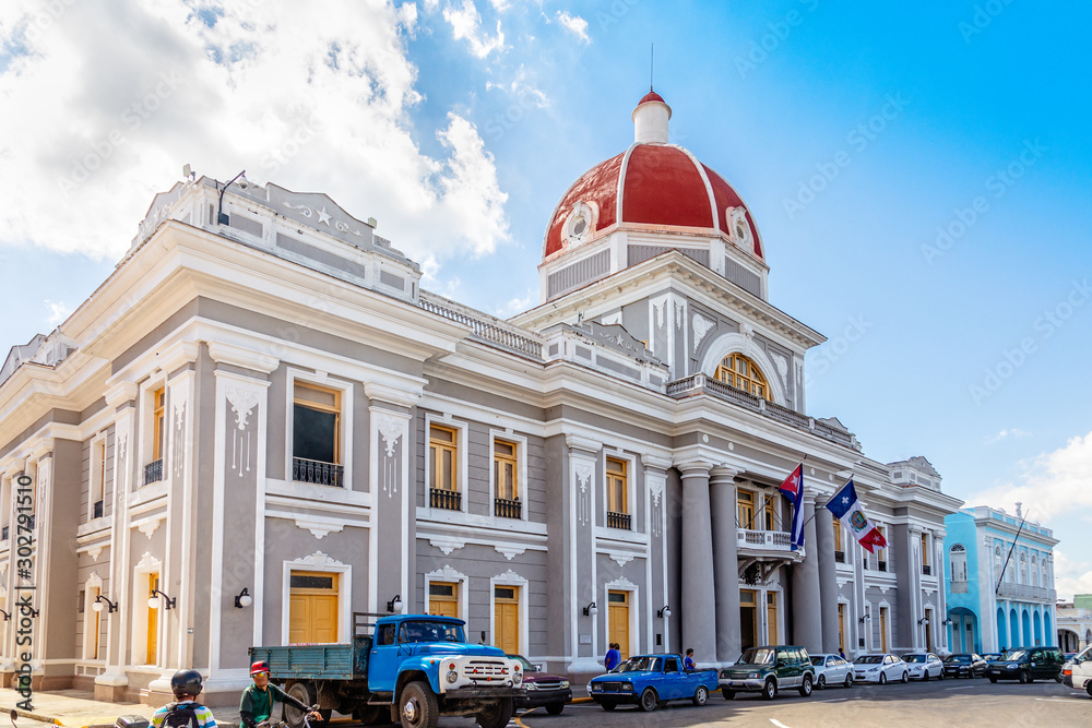 Fototapeta premium Central square wit red dome palace, Cienfuegos, Cuba