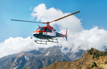 Handdoek met foto Helikopter Reddingshelikopter in de Himalaya bergen  © Soloviova Liudmyla