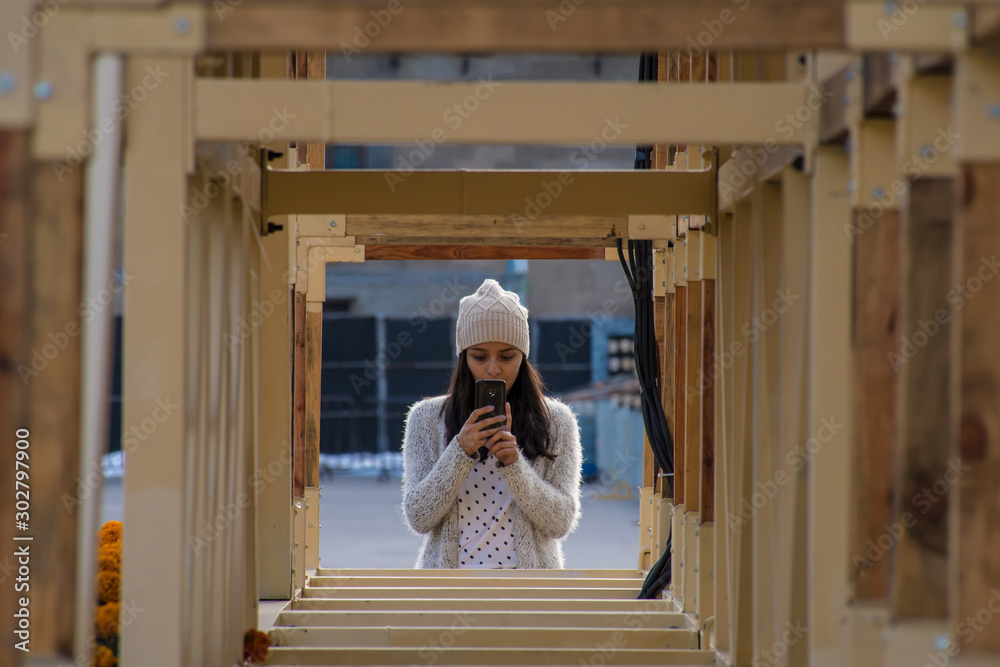 Ταπετσαρία Woman takes a photo through a wooden structure vanishing point effect