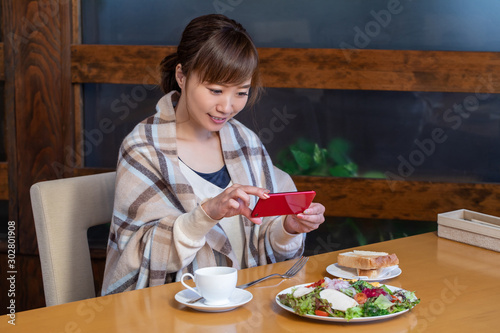 レストランで食事する女性